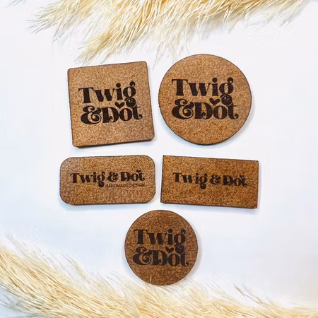 Konstläderlappar, brun - egen logotyp