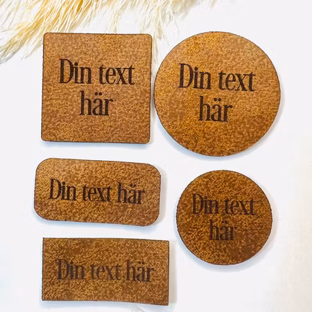 Brun läderlapp i konstläder - egen text