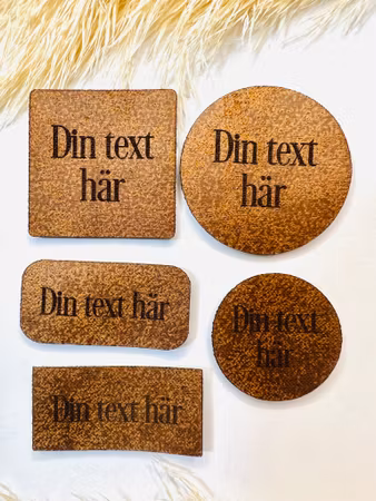 Brun läderlapp i konstläder - egen text