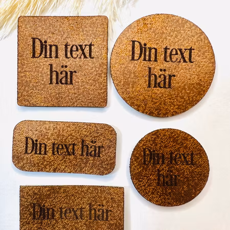 Brun läderlapp i konstläder - egen text