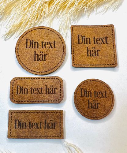 Konstläderlappar, brun, med streckad kant - egen text