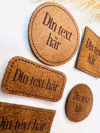 Konstläderlappar, brun, med streckad kant - egen text