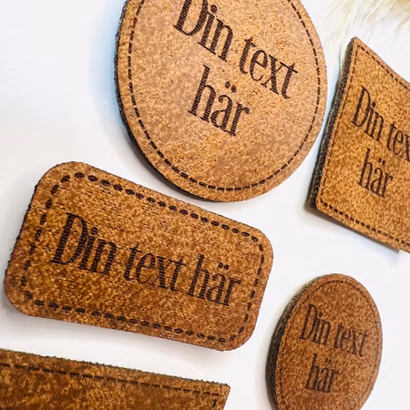 Konstläderlappar, brun, med streckad kant - egen text
