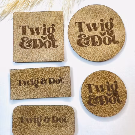 Konstläderlappar, ljusbrun - egen logotyp