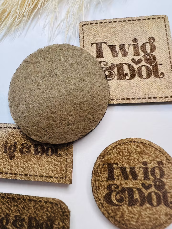 Konstläderlappar, ljusbrun, med streckad kant - egen logotyp