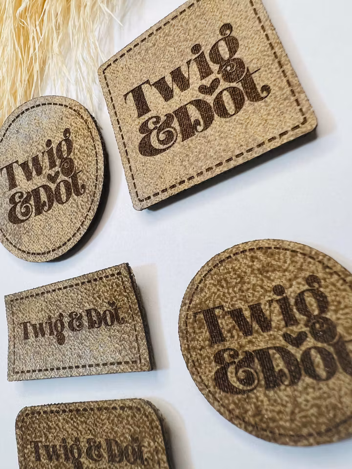 Konstläderlappar, ljusbrun, med streckad kant - egen logotyp