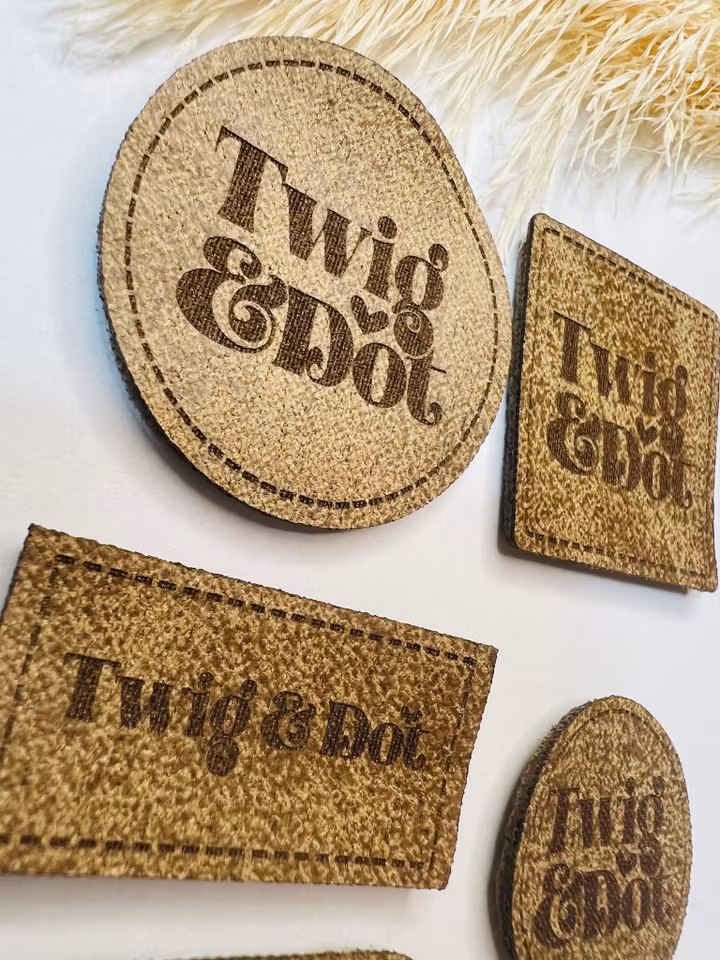 Konstläderlappar, ljusbrun, med streckad kant - egen logotyp