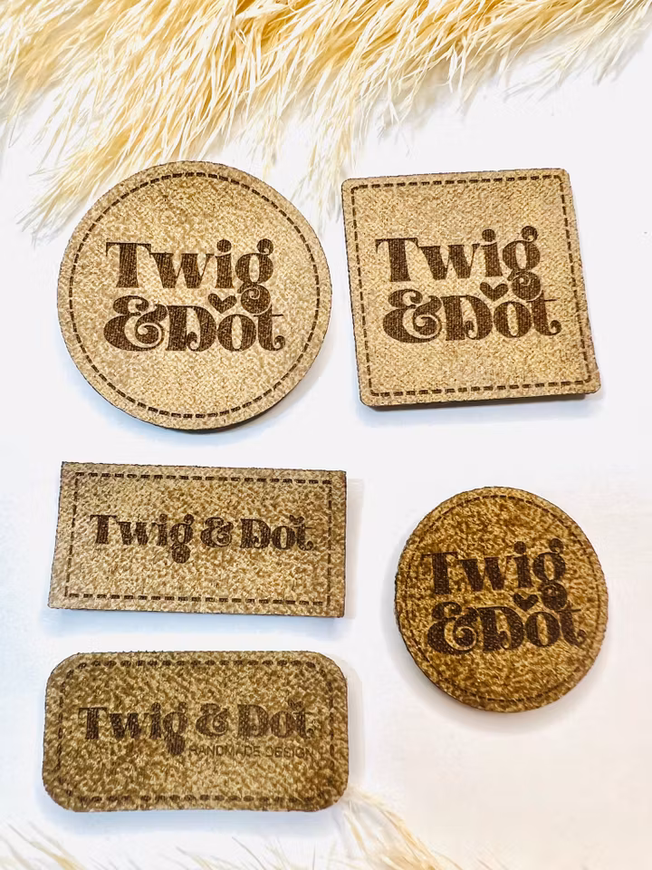 Konstläderlappar, ljusbrun, med streckad kant - egen logotyp