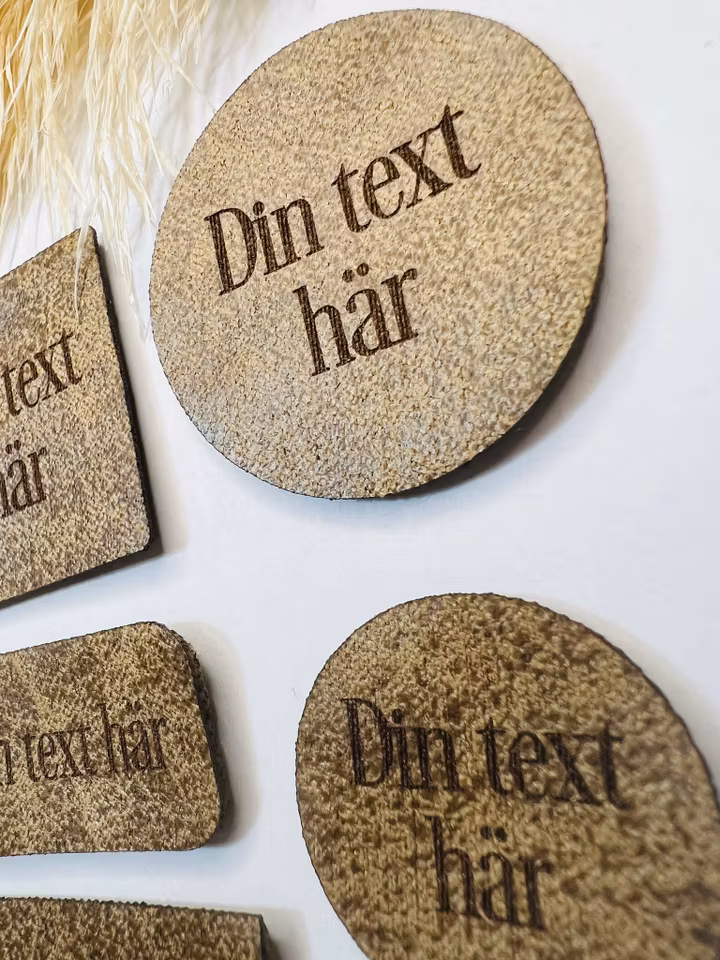 Konstläderlappar, ljusbrun- egen text