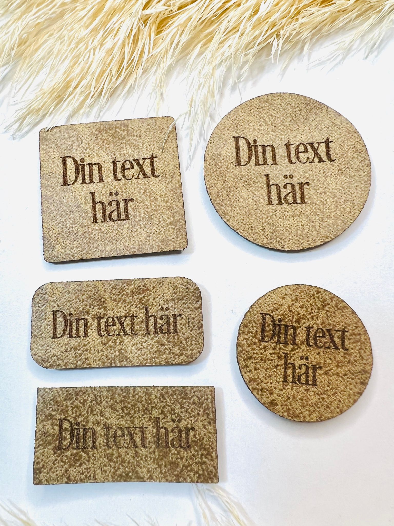 Konstläderlappar, ljusbrun- egen text