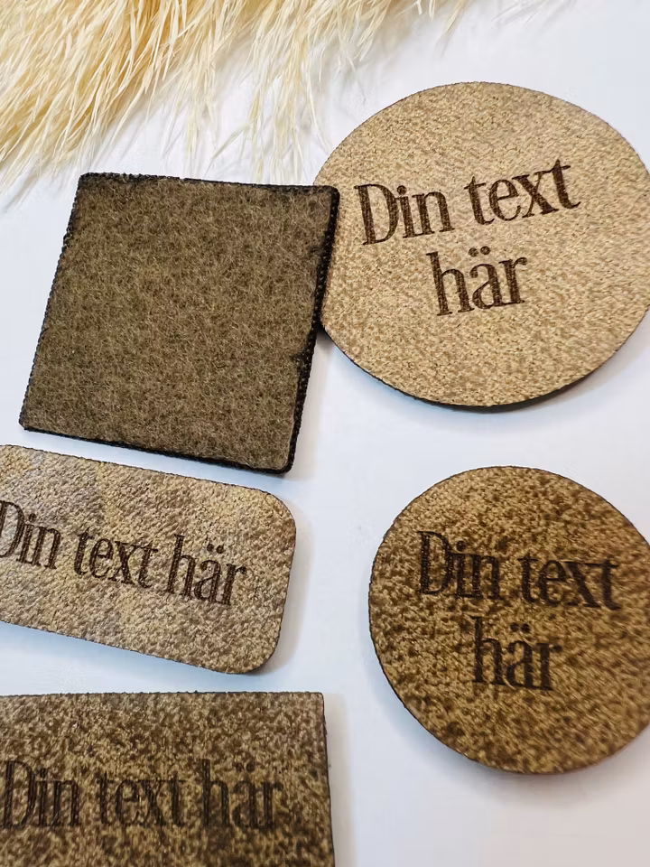 Konstläderlappar, ljusbrun- egen text