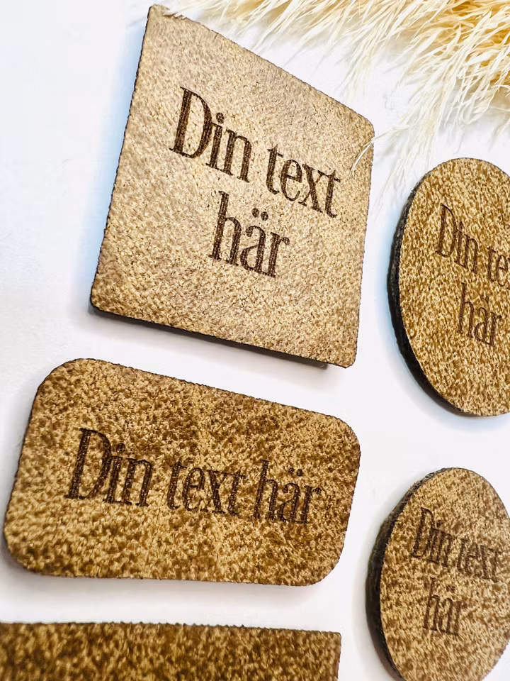 Konstläderlappar, ljusbrun- egen text