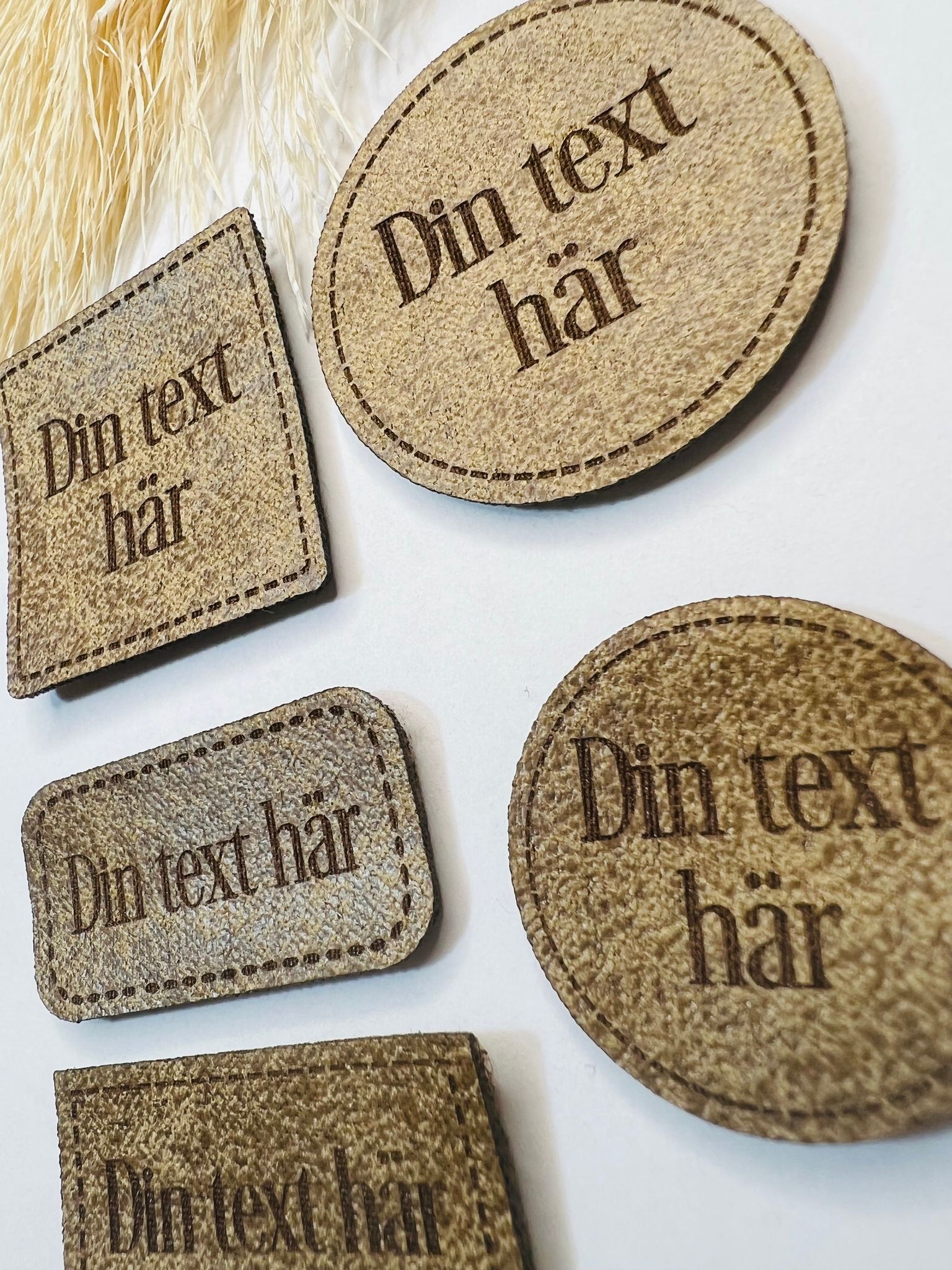 Konstläderlappar, ljusbrun, med streckad kant - egen text