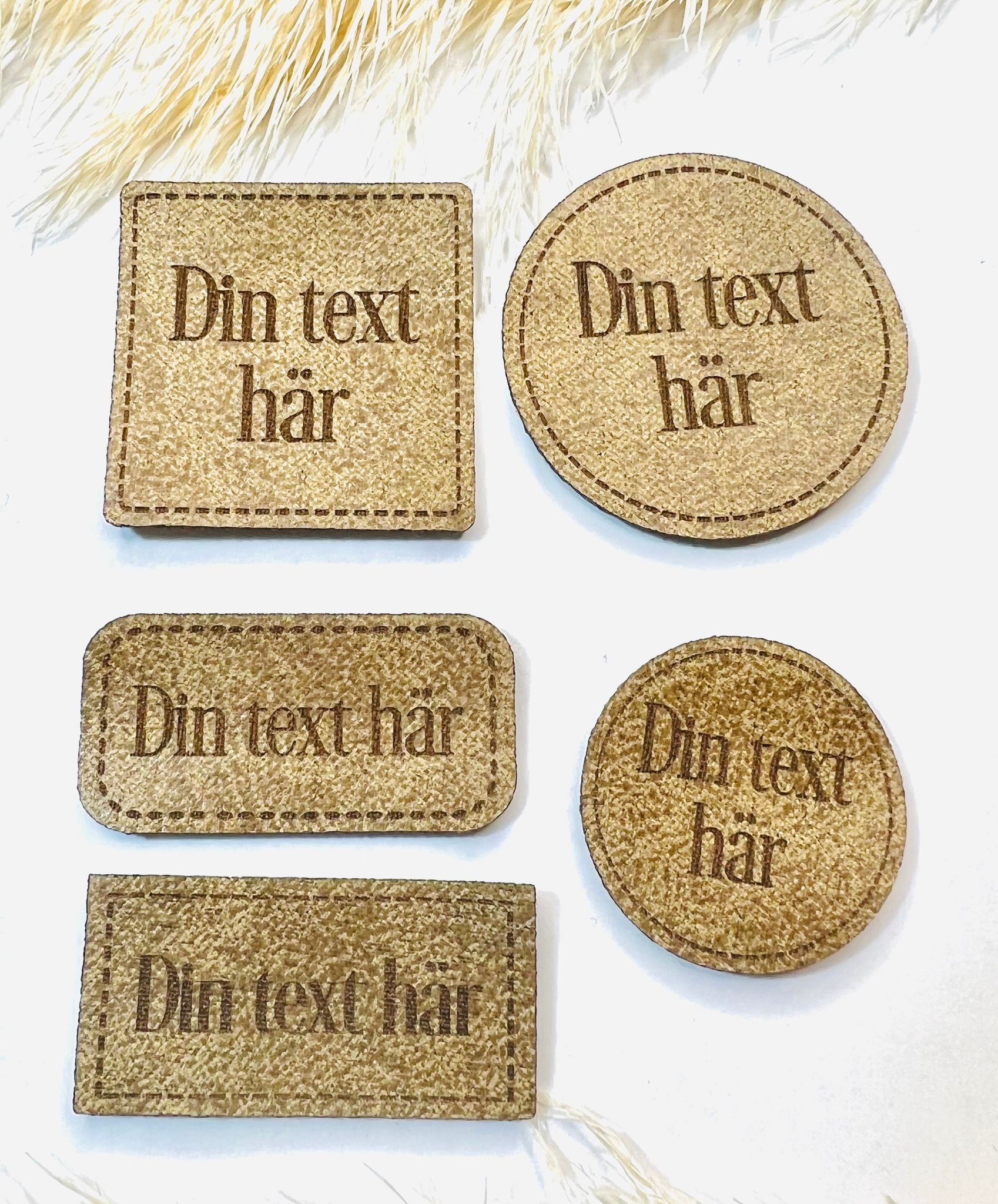 Konstläderlappar, ljusbrun, med streckad kant - egen text