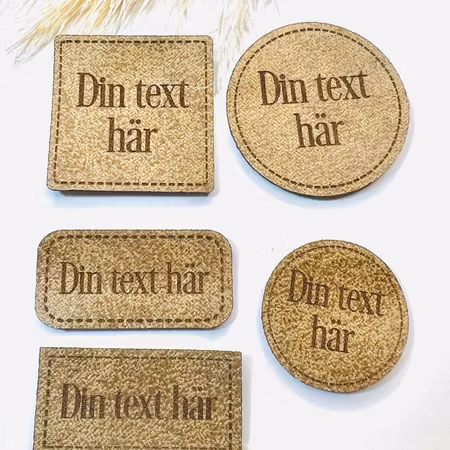 Konstläderlappar, ljusbrun, med streckad kant - egen text