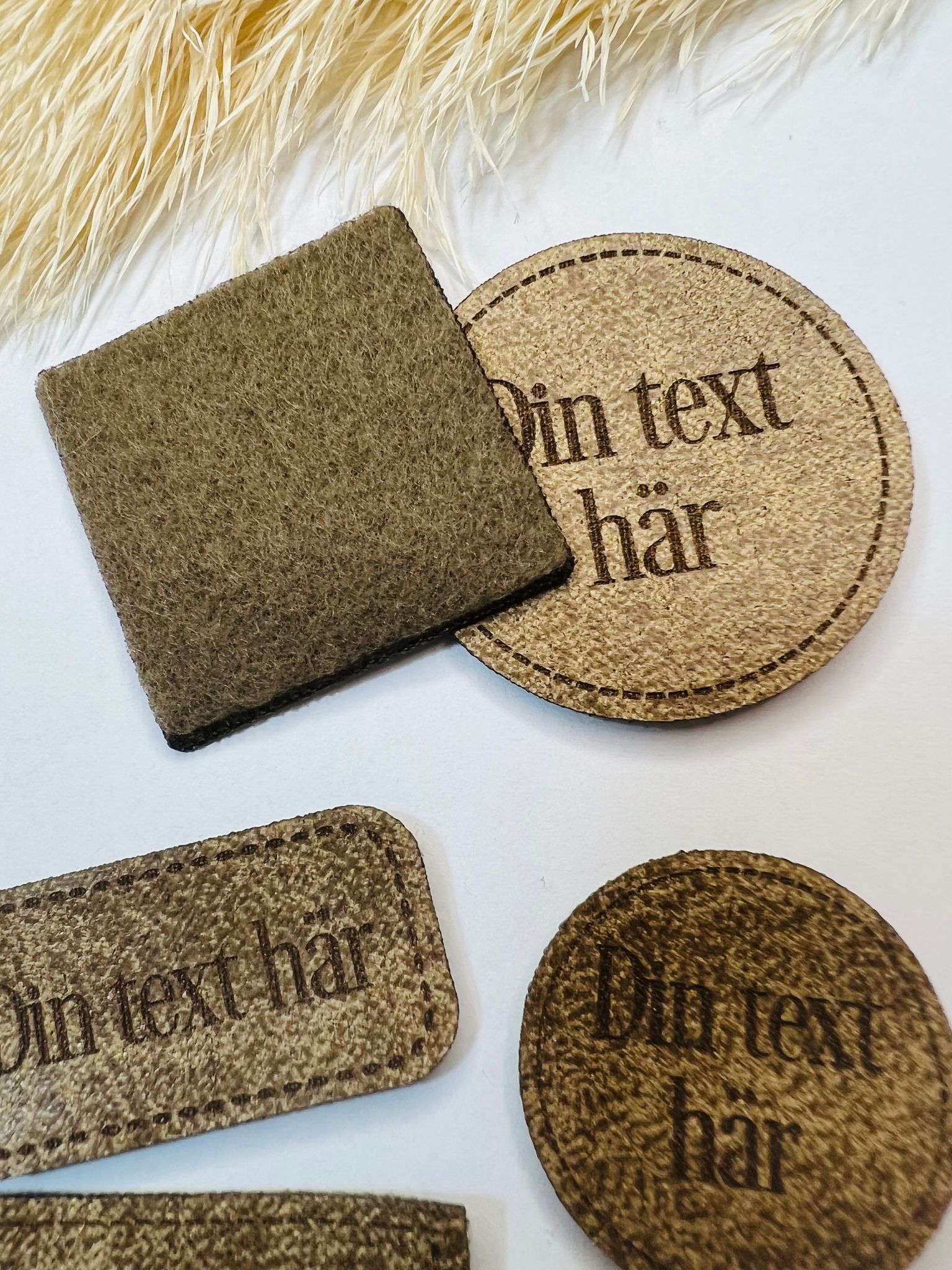 Konstläderlappar, ljusbrun, med streckad kant - egen text