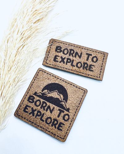Born to explore - Konstläderlapp, brun