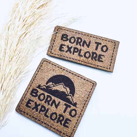 Born to explore - Konstläderlapp, brun
