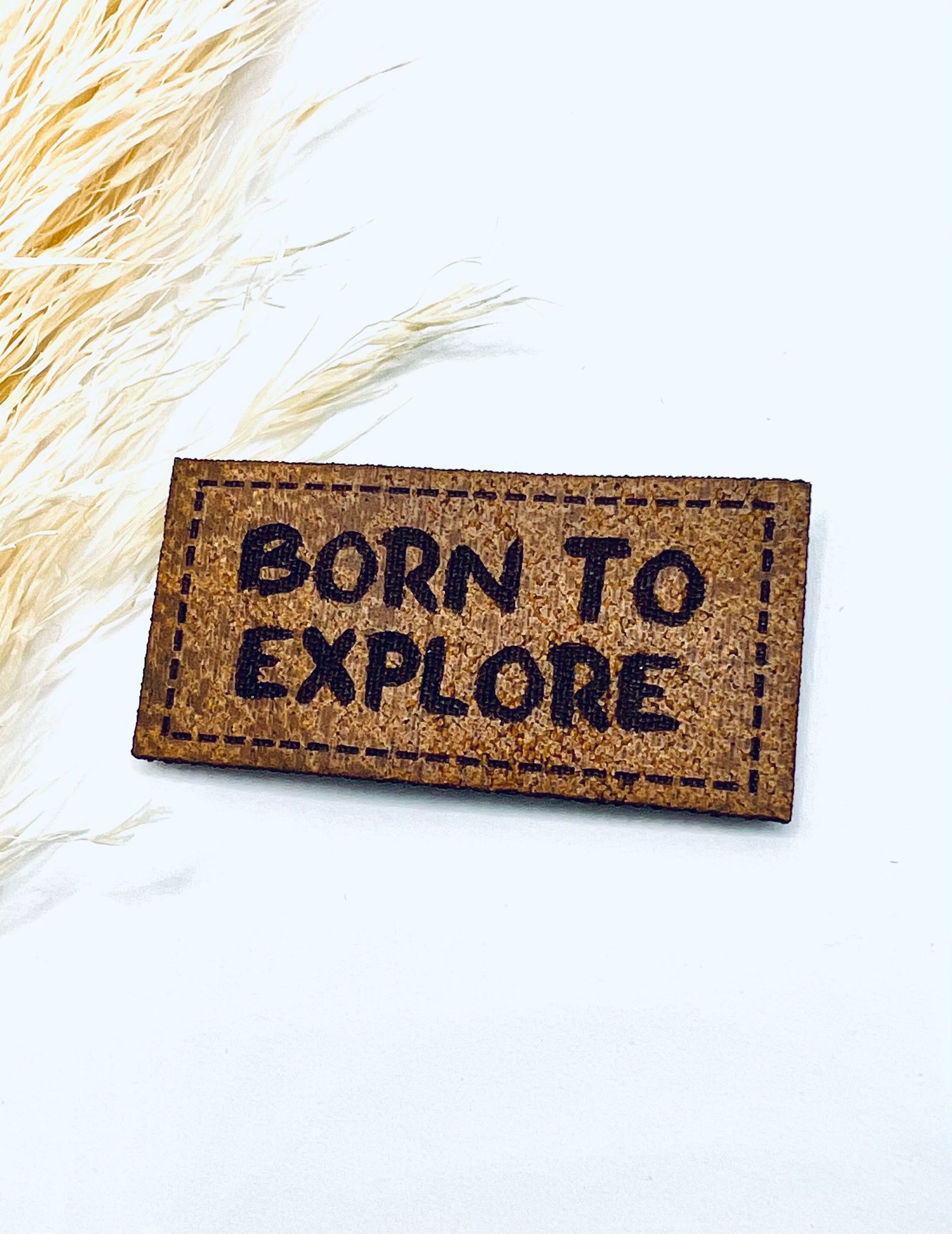 Born to explore - Konstläderlapp, brun