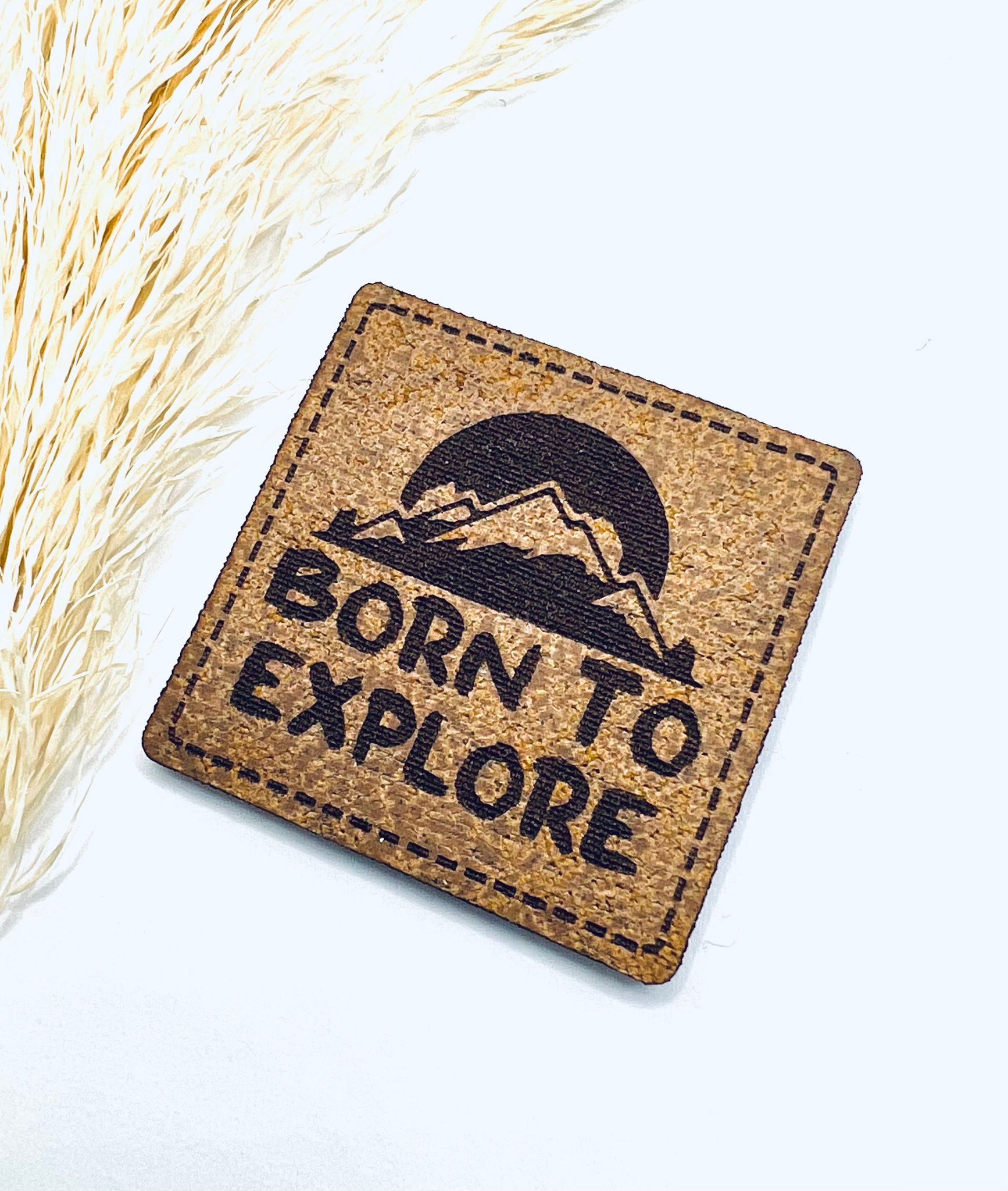 Born to explore - Konstläderlapp, brun