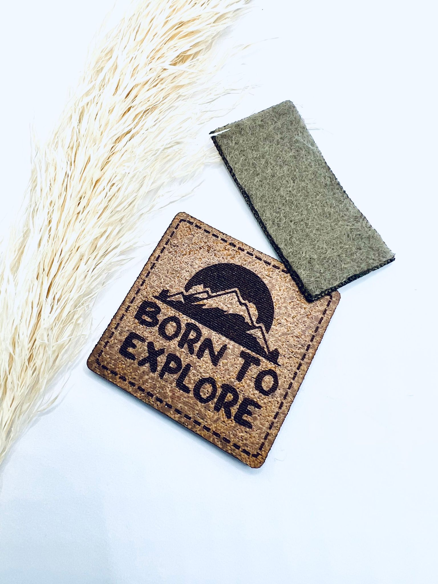 Born to explore - Konstläderlapp, brun