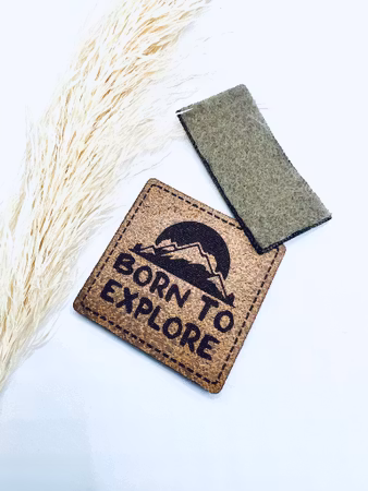 Born to explore - Konstläderlapp, brun