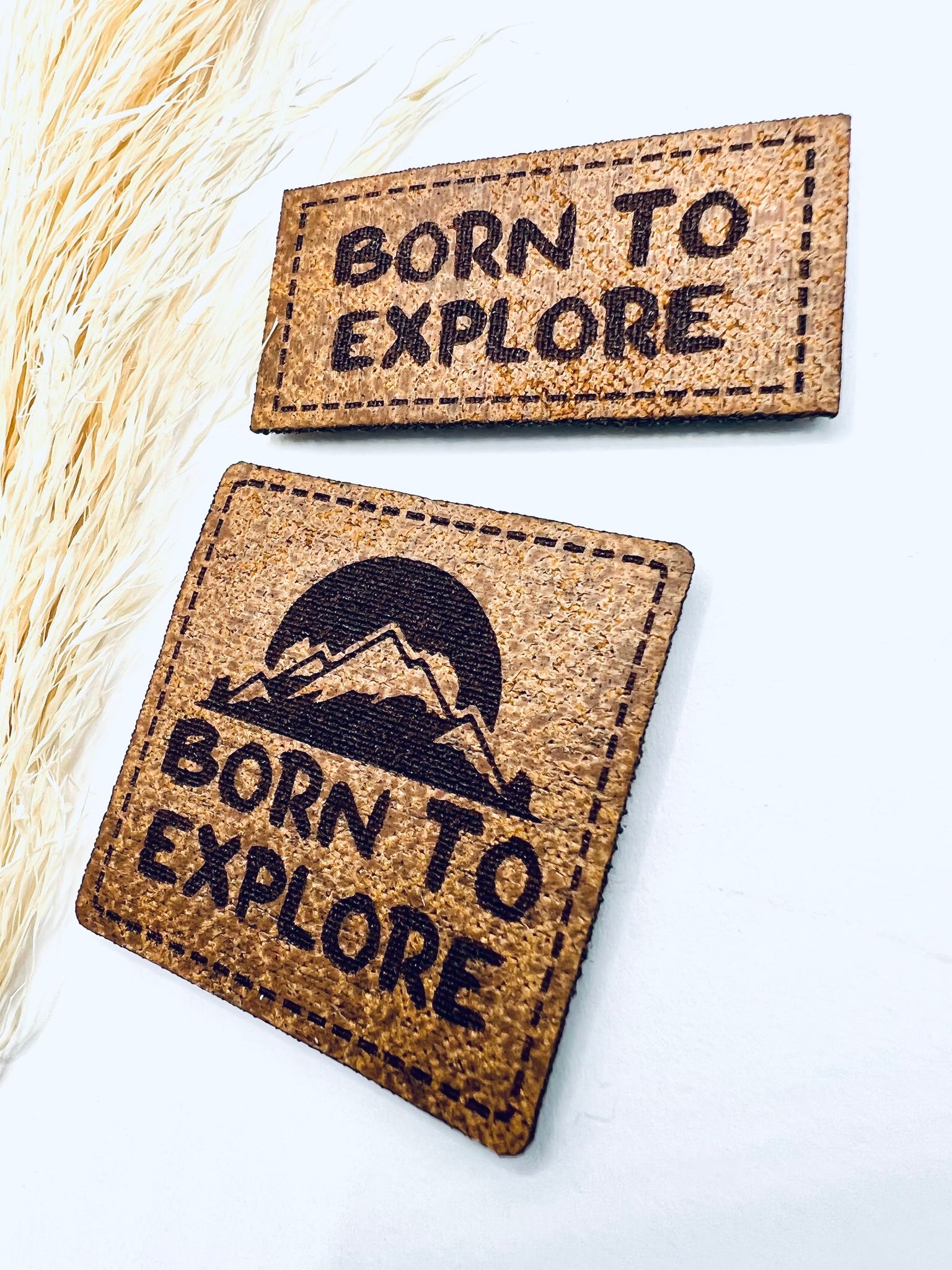 Born to explore - Konstläderlapp, brun