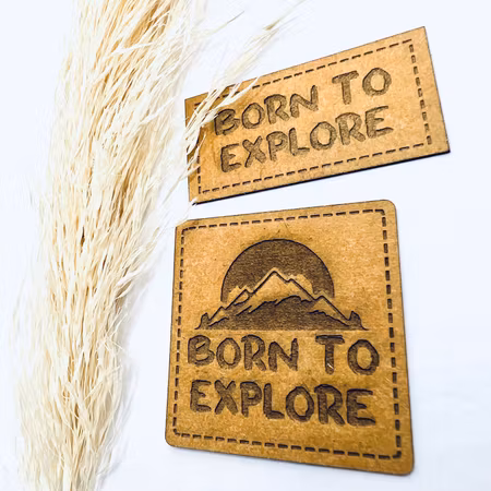 Born to explore - Etiketter i konstläder