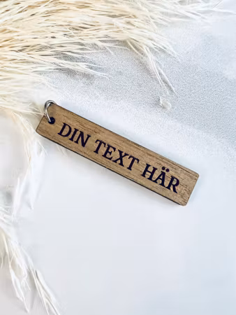 Berlock i trä med egen text
