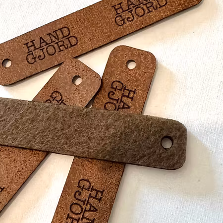 Brun dubbelvikt läderlapp i konstläder - Handgjord