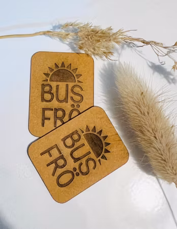 Busfrö (halvsol) - Etikett i konstläder