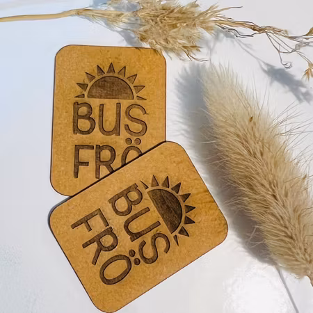 Busfrö (halvsol) - Etikett i konstläder
