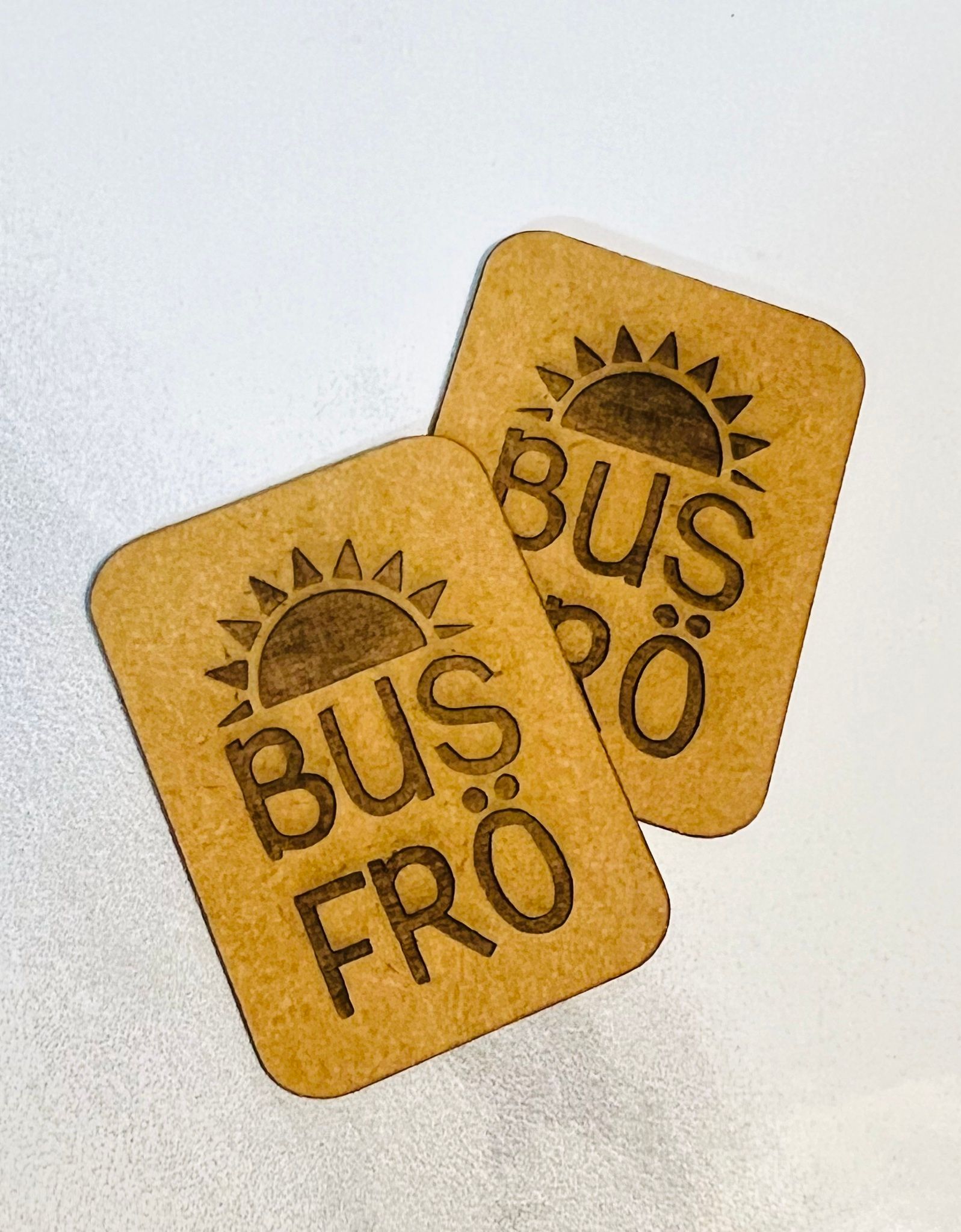 Busfrö (halvsol) - Etikett i konstläder