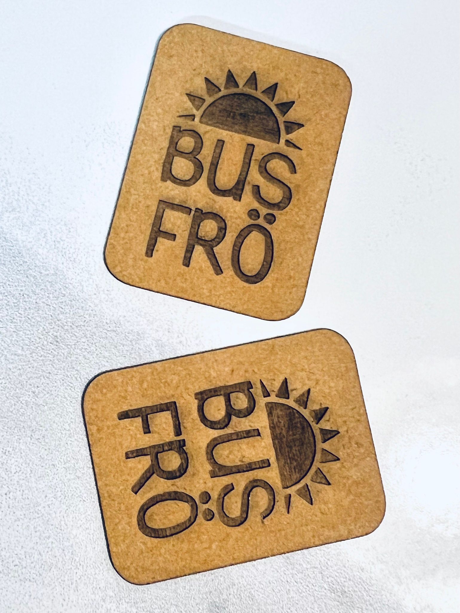Busfrö (halvsol) - Etikett i konstläder