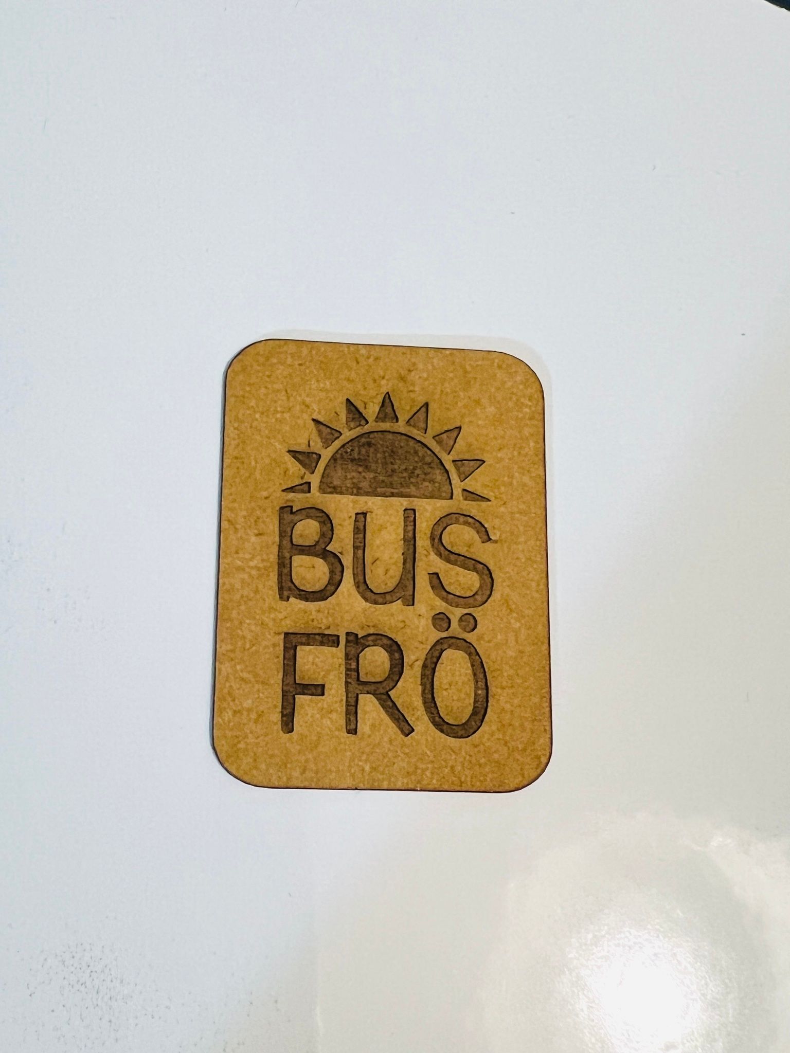 Busfrö (halvsol) - Etikett i konstläder