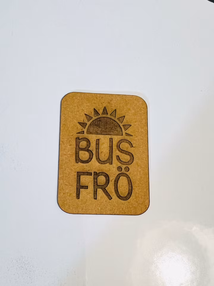Busfrö (halvsol) - Etikett i konstläder