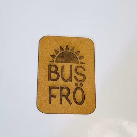 Busfrö (halvsol) - Etikett i konstläder