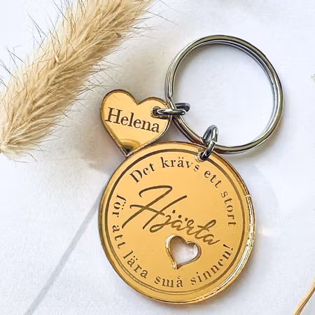 Det krävs ett stort hjärta för att lära små sinnen! (guld med namn)