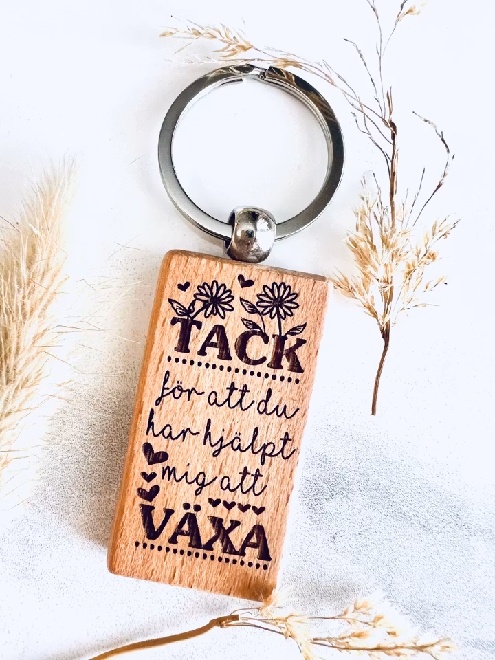 Tack för att du har hjälpt mig att växa - Nyckelring i trä med namn på baksidan
