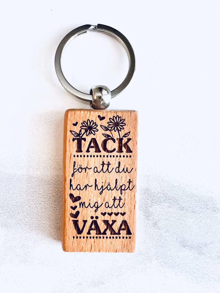 Tack för att du har hjälpt mig att växa - Nyckelring i trä med namn på baksidan