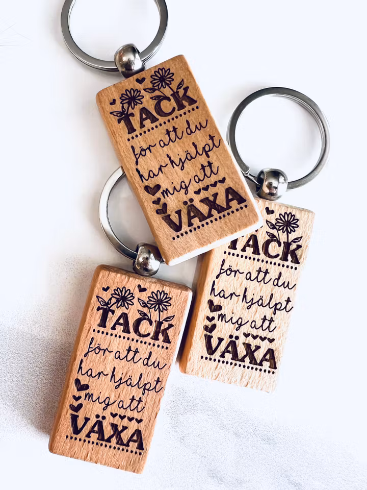 Tack för att du har hjälpt mig att växa - Nyckelring i trä med namn på baksidan