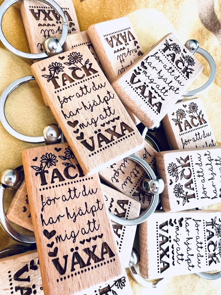 Tack för att du har hjälpt mig att växa - Nyckelring i trä med namn på baksidan