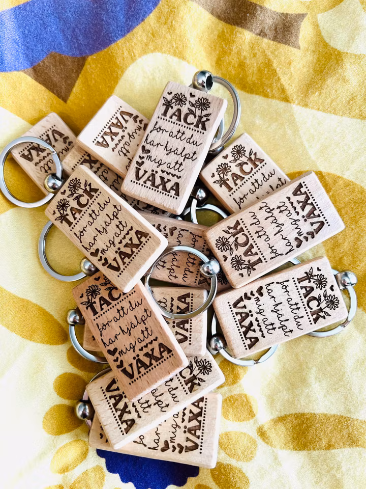 Tack för att du har hjälpt mig att växa - Nyckelring i trä med namn på baksidan