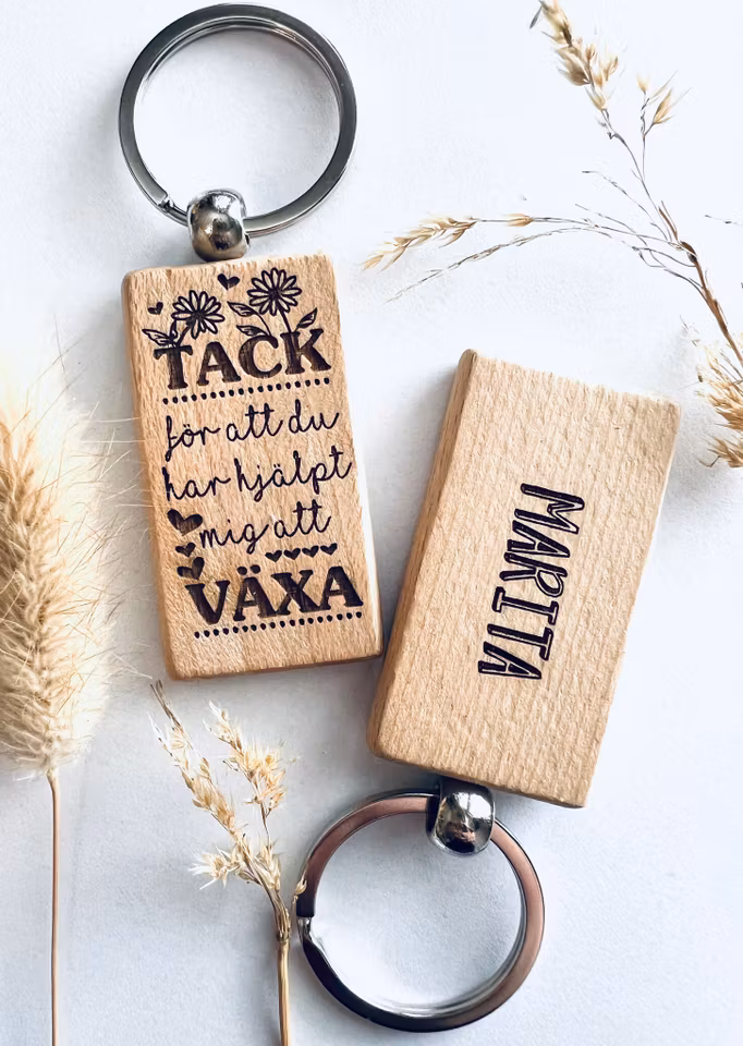 Tack för att du har hjälpt mig att växa - Nyckelring i trä med namn på baksidan