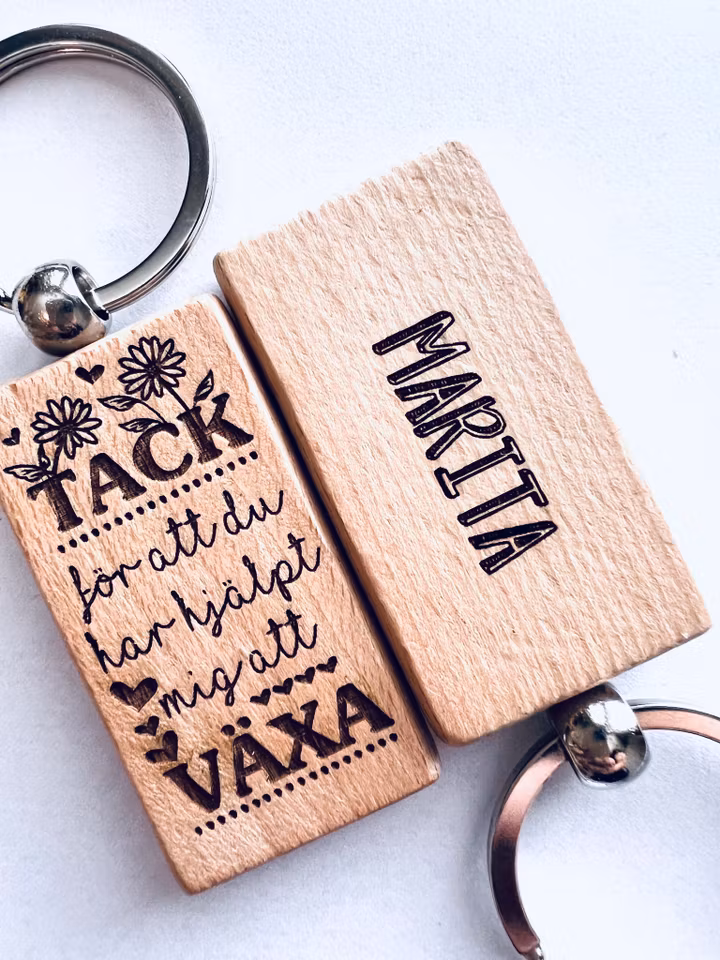 Tack för att du har hjälpt mig att växa - Nyckelring i trä med namn på baksidan