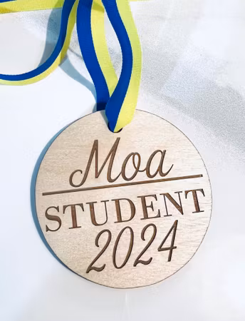 Student 2025 - trä - eget namn