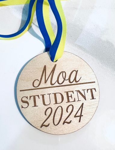 Student 2025 - trä - eget namn