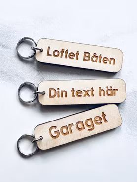 Nyckelring egen text - trä