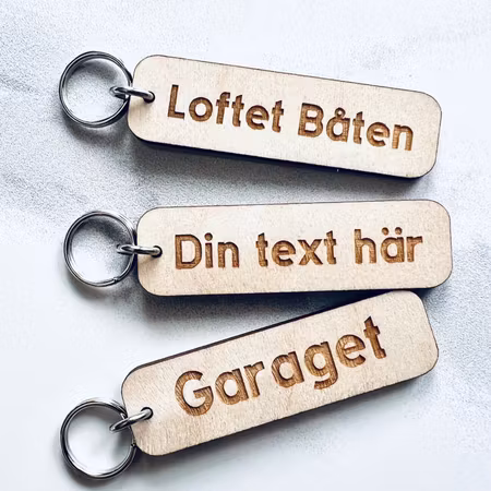 Nyckelring egen text - trä