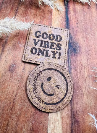Good vibes only! - Brun lapp i konstläder